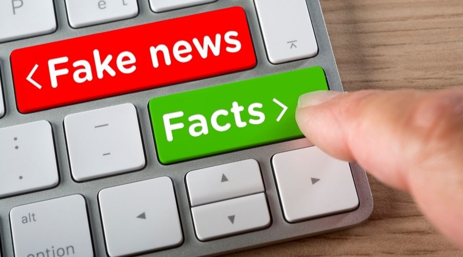 keyboard with keys that say FAKE NEWS and FACTS
